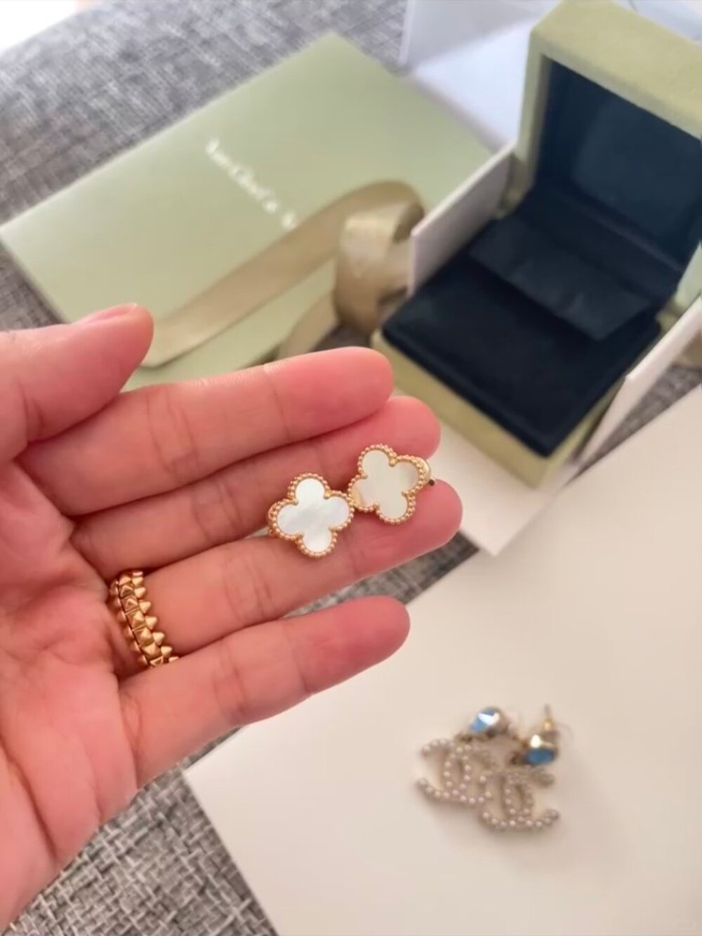 Van Cleef & Arpels White Mother-of-Pearl Alhambra Clover Stud Earrings in Gold - Picture 2 of 8